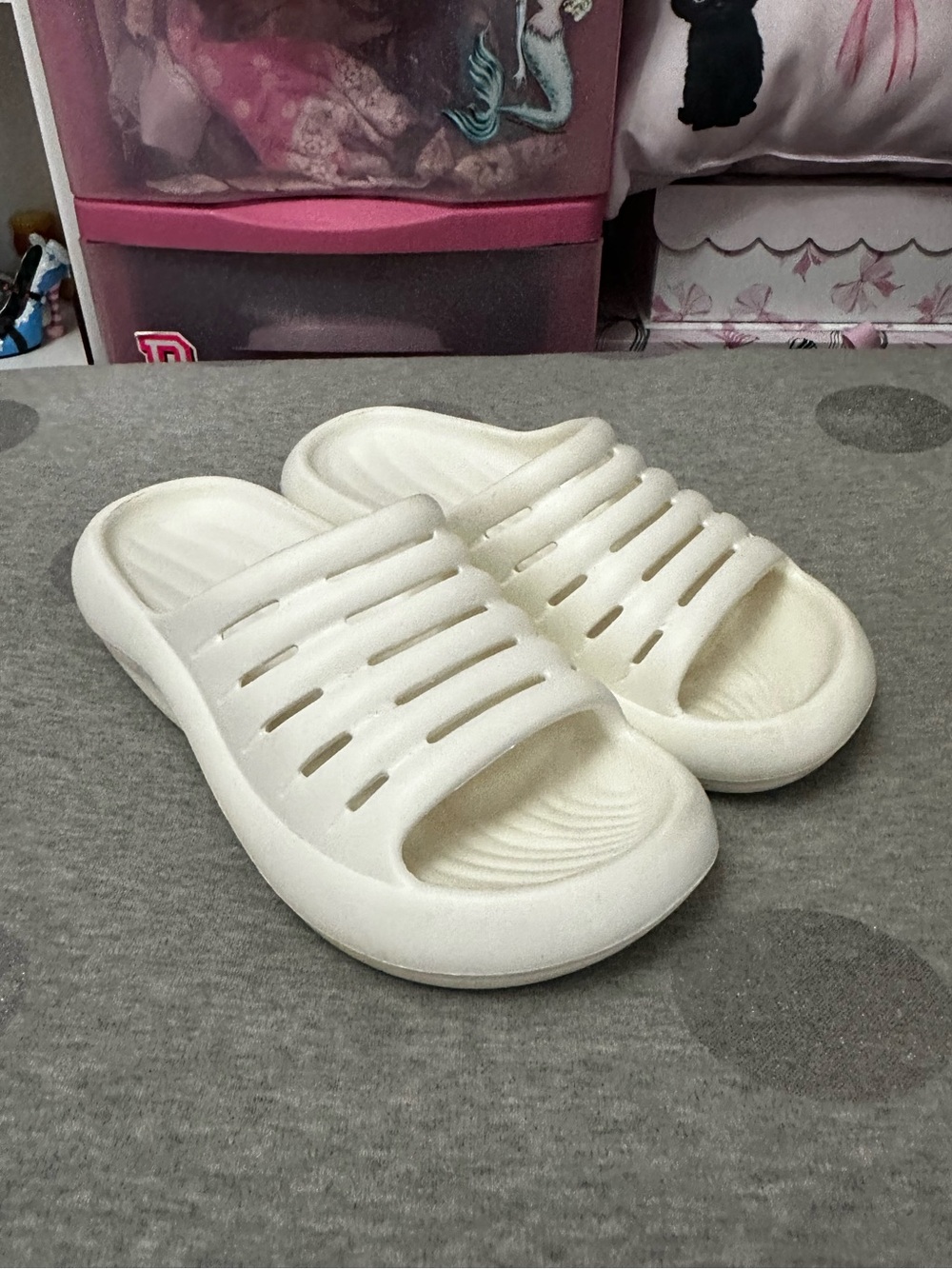 5 for $15! Classic White Pool Slides 7.5